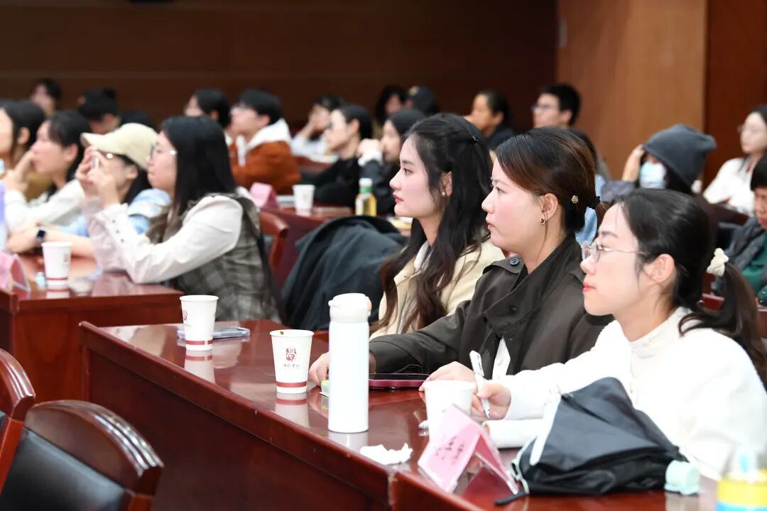 臺(tái)下觀眾認(rèn)真聆聽(tīng)觀看宣講。