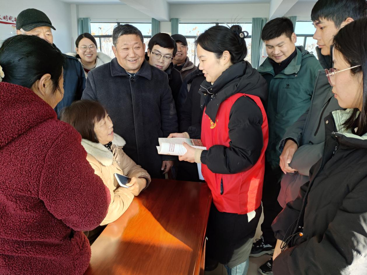 “施情話理”宣講員開展政策宣講。