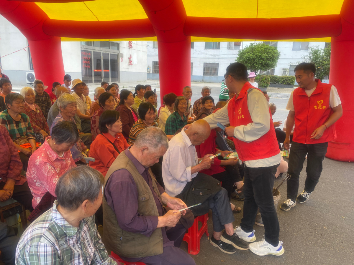 施官鎮志愿者利用送戲下鄉活動開展移風易俗宣講。