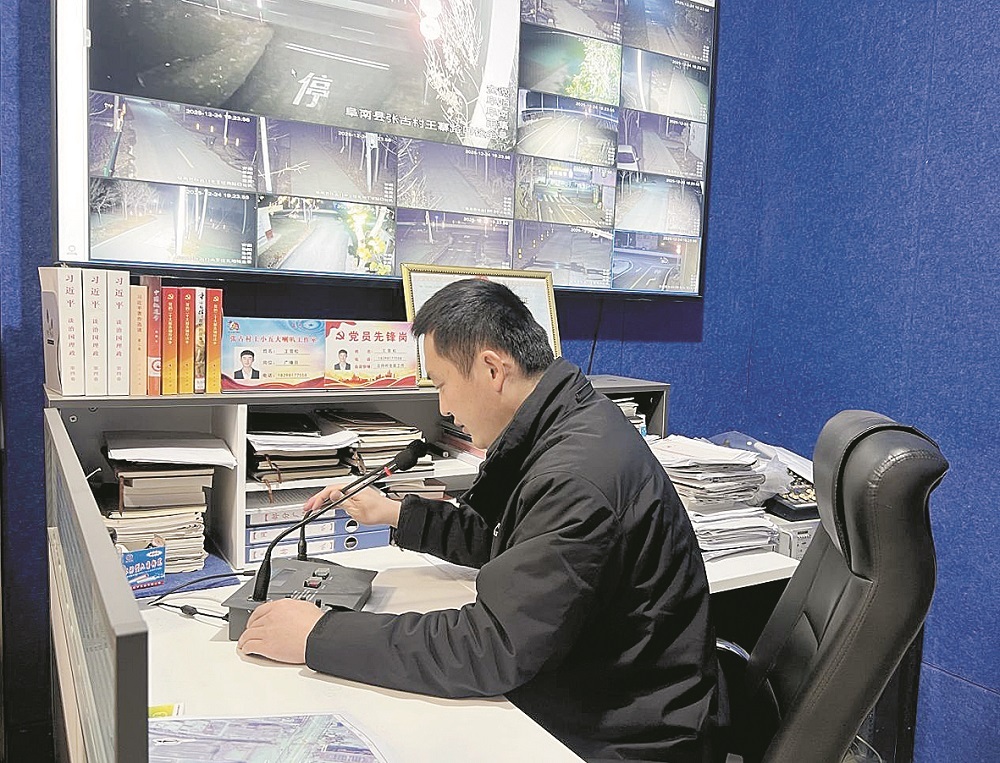 王雪松在广播。