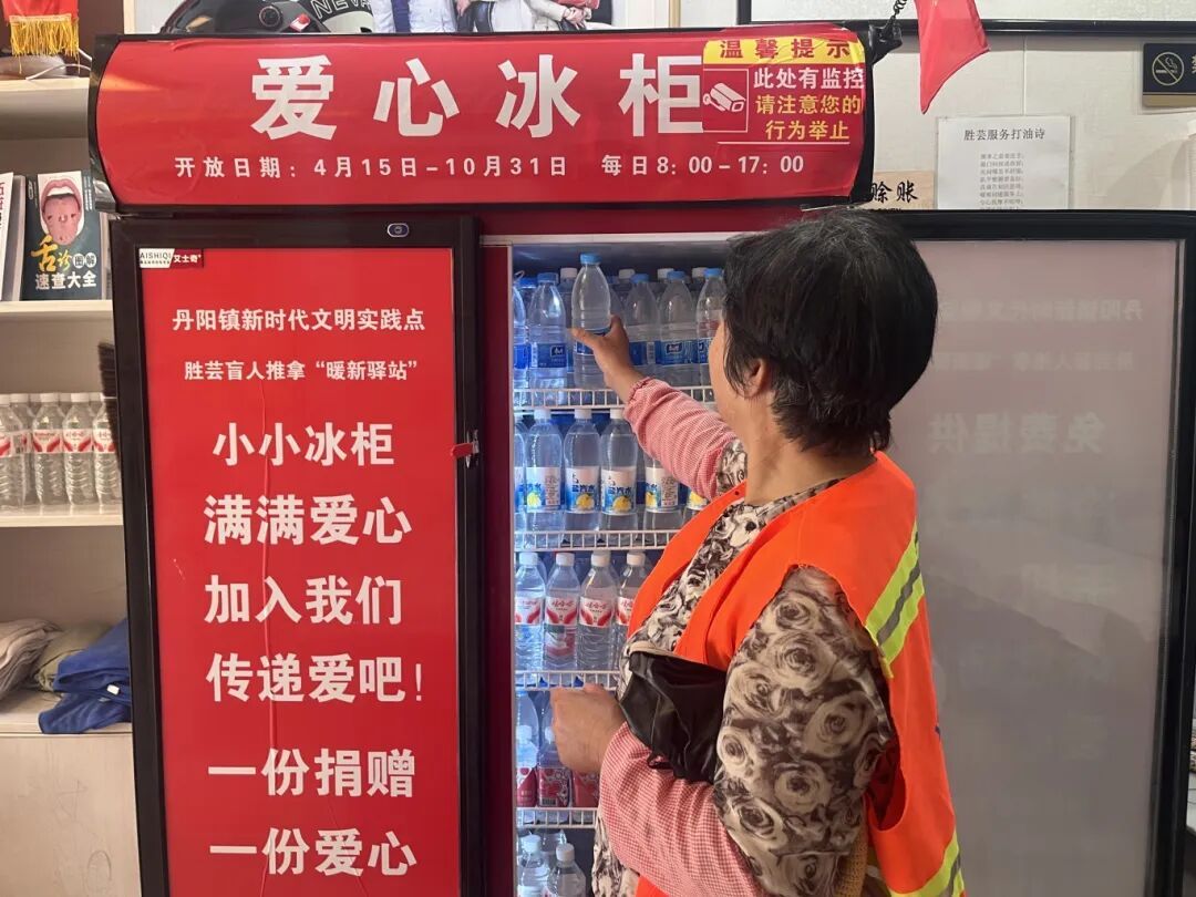 “中国好人”娄开胜为户外劳动者免费提供冰水