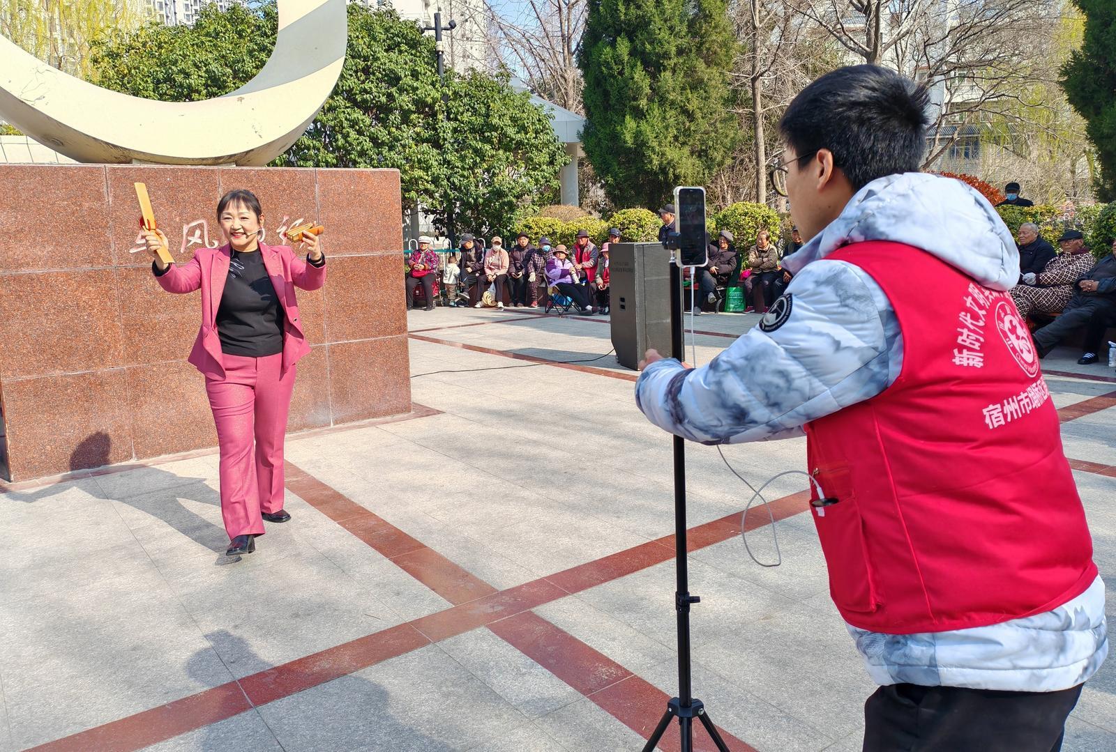 快板节目。何雪峰 摄