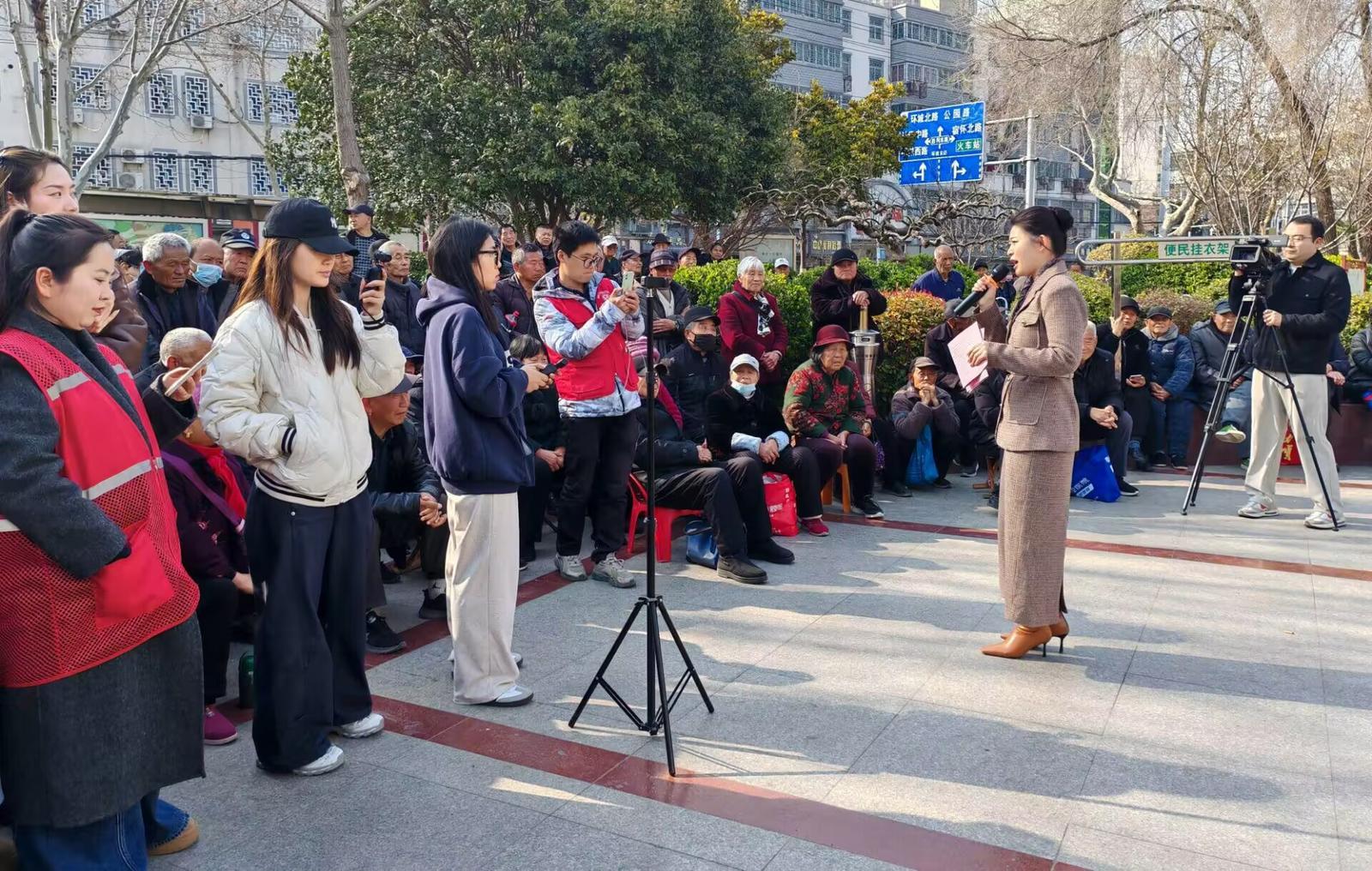 互动问答。何雪峰 摄