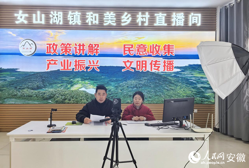 在和美乡村直播间，丁军（左）正在做政策讲解。人民网记者 周坤摄