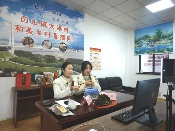 胡洁祥(左)帮助乡亲们直播带货。章洋/摄