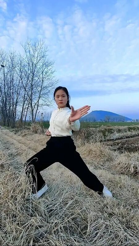 胡洁祥录制打太极拳视频。章洋/摄