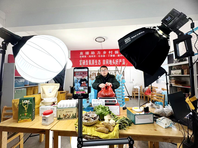 任红伟在直播间推介新中村农产品。江雪飞 孙鸾 摄