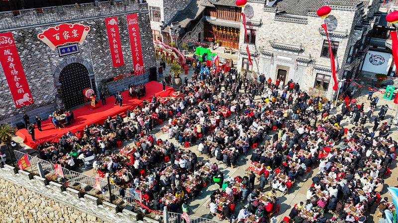 “陵阳锅子百家宴”现场航拍图。张延鹤 摄