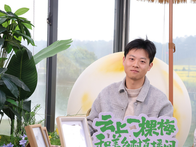 主播在“云上一棵梅”和美乡村直播间进行直播画面。