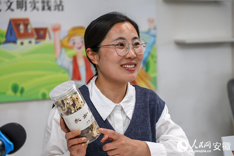丁秀荷介绍赤松茸产品。人民网记者 陶涛 摄