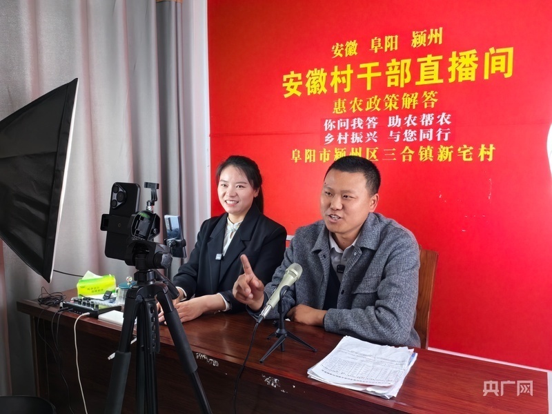 王平云、张玲丽答网友疑问（央广网记者 张琳琳 摄）