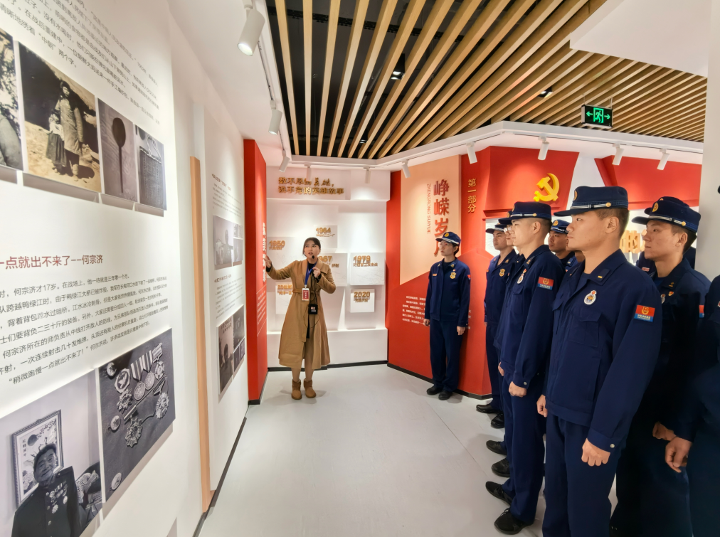 陈相珍红色宣讲工作室成员为参观者讲述淠河路英雄故事。