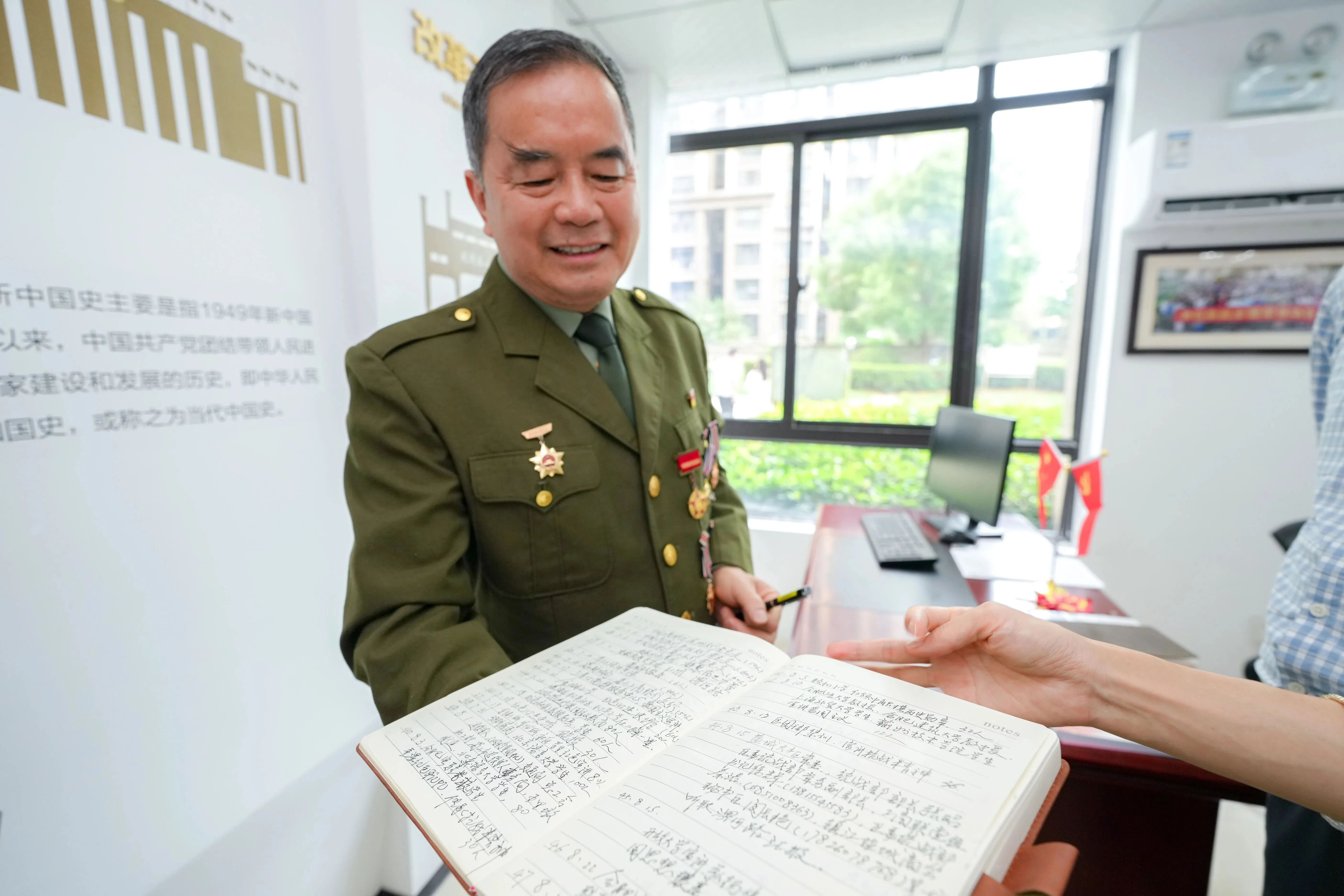 在工作室内，陈相珍为大家展示工作笔记。