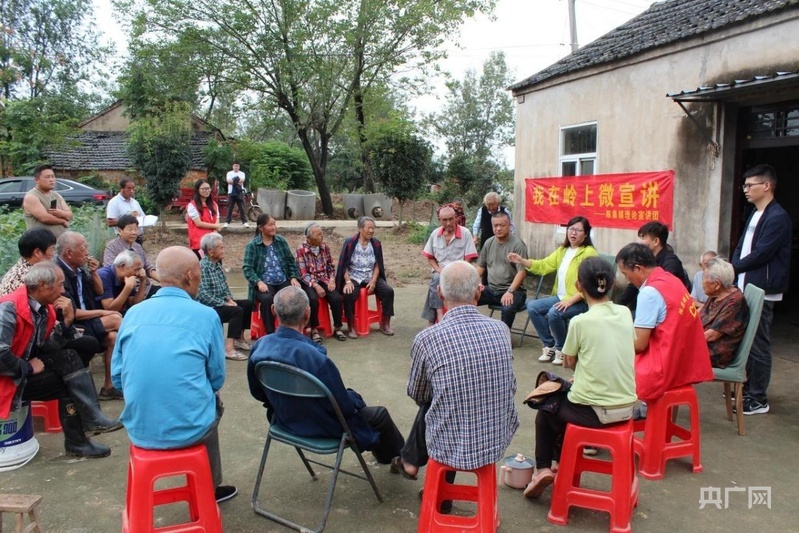 “我在岭上微宣讲”把宣讲阵地搬到田间地头（央广网发&nbsp;陈集镇供图）