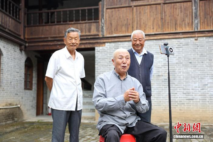 汪洋（中）与当地民众在当地历史古迹“淮安客栈”中直播。刘鸿鹤 摄