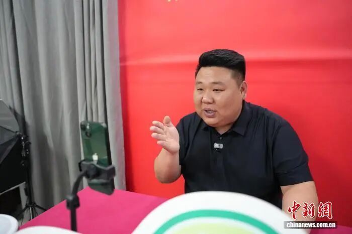 冯大吉正在直播讲解惠民政策。张俊 摄