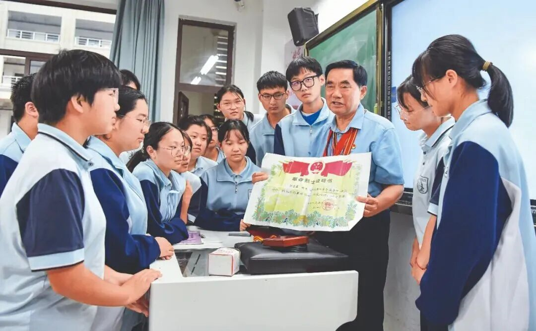 邵必贵为学生们讲述红色故事。