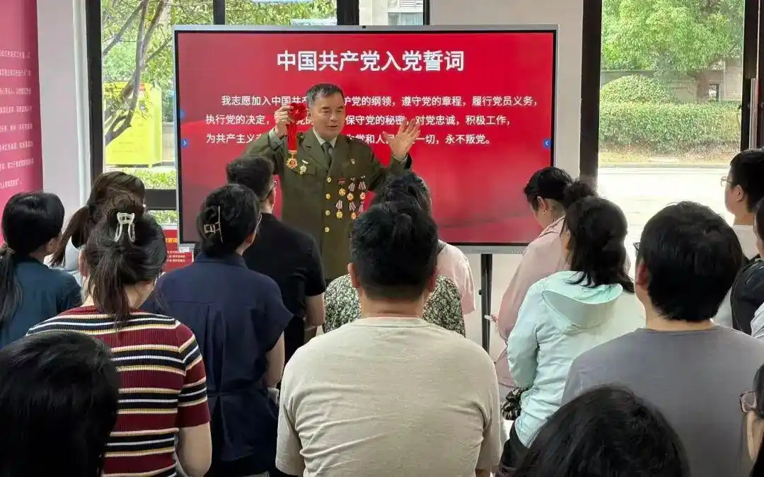 在五里墩街道“陈相珍红色宣讲工作室”,陈相珍与年轻干部围坐交流。