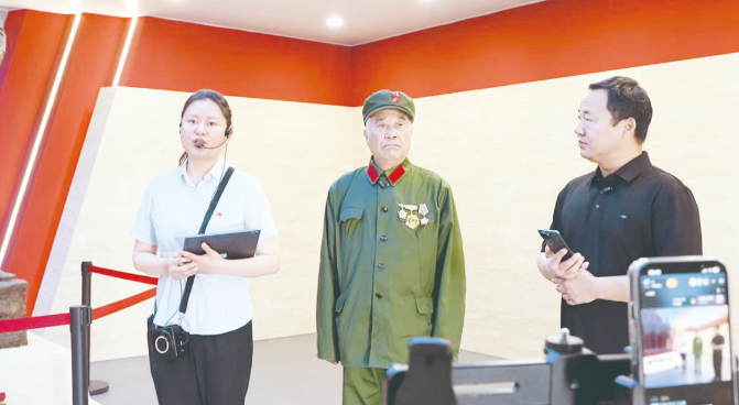 退伍老兵孙成礼(中)走进直播间重温峥嵘岁月。