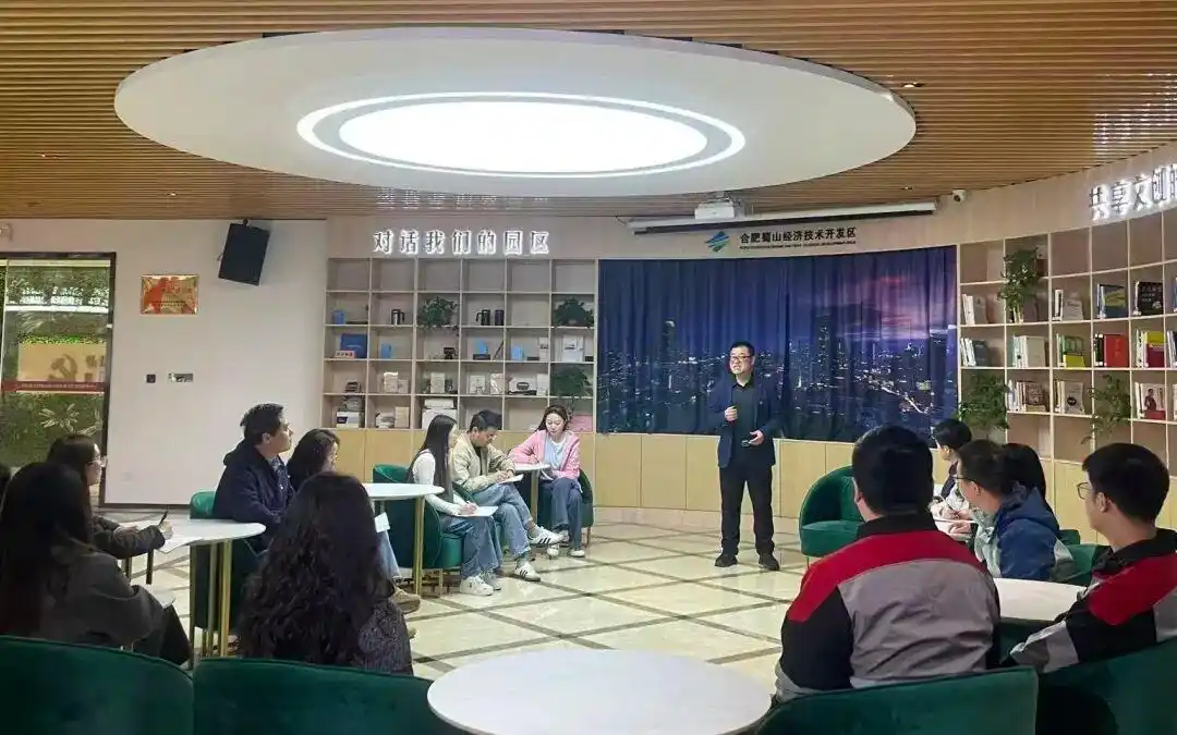 “卓见”企业家宣讲队成员在蜀山经开区党群服务中心开展理论宣讲工作。