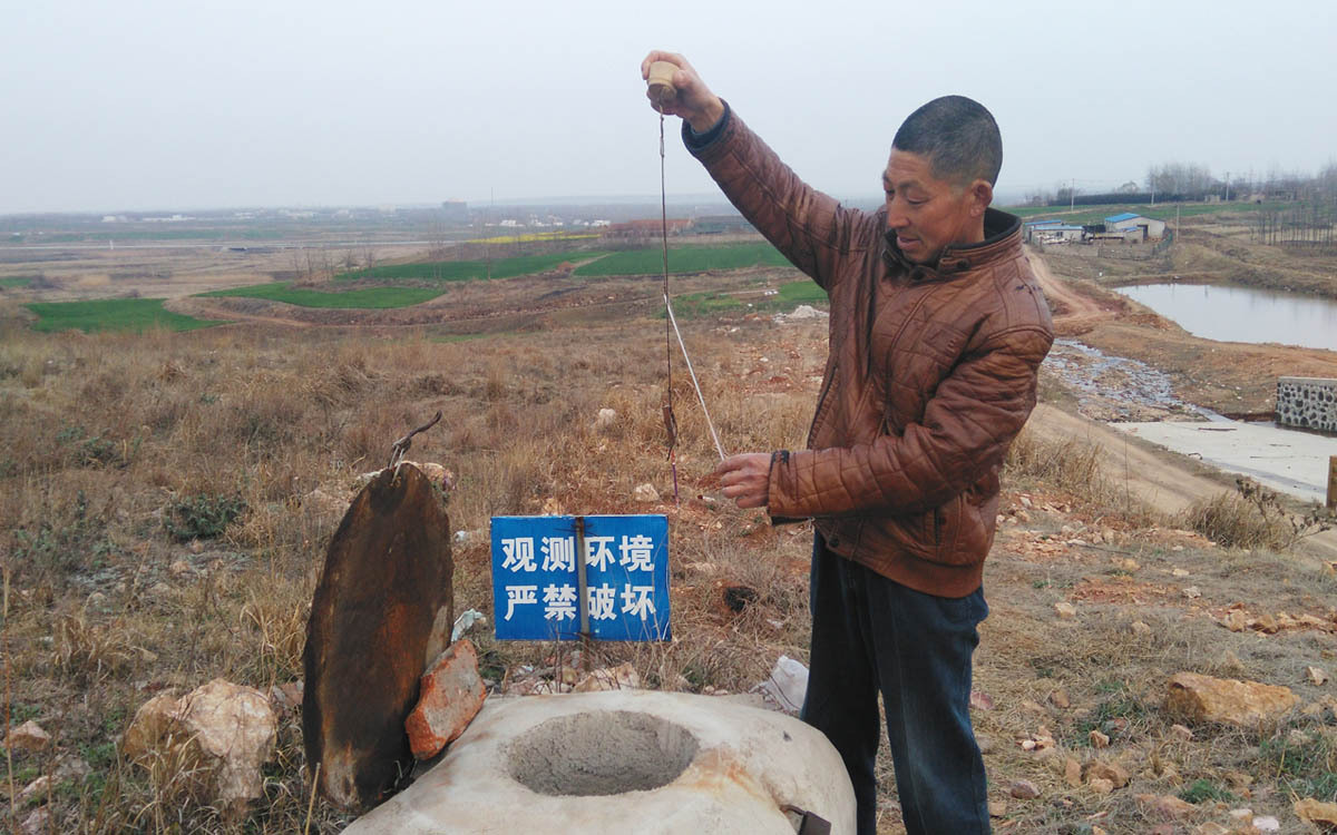 周贵民开展地震前兆日常监测（资料图）。 明光市明西街道供图