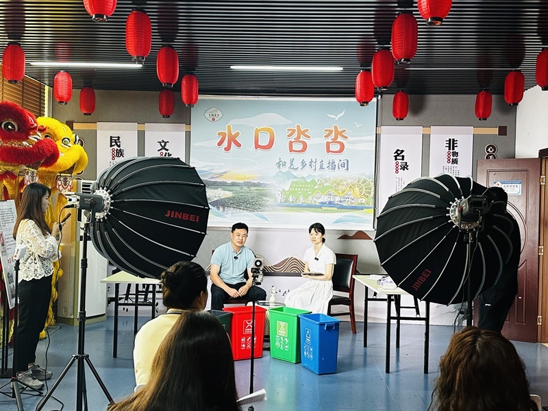 “水口呇呇”直播间正在宣讲垃圾分类知识。