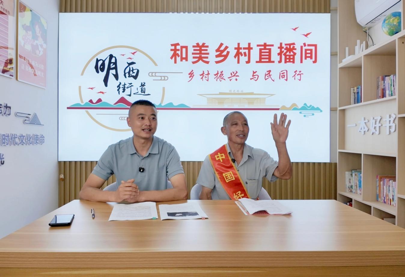 “中国好人”周贵民做客直播间讲述坚守故事，开展防震减灾宣讲。朱江 摄