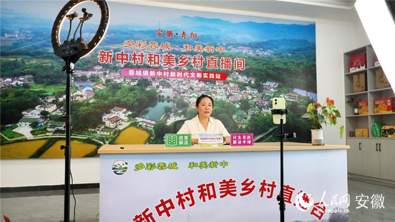 杨桂正在直播。人民网 郭昊摄