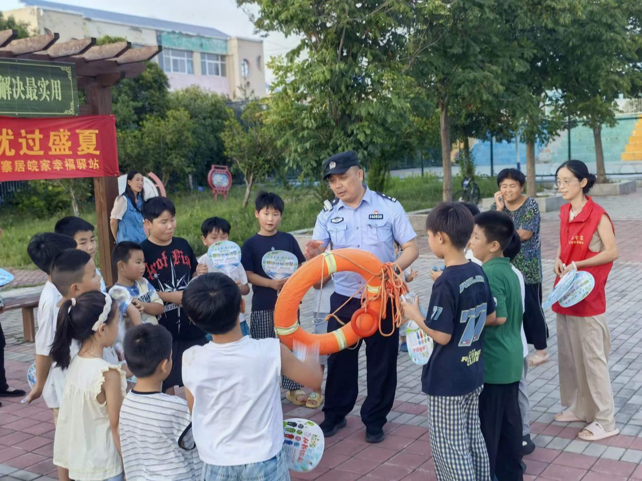 民警讲解救生器材
