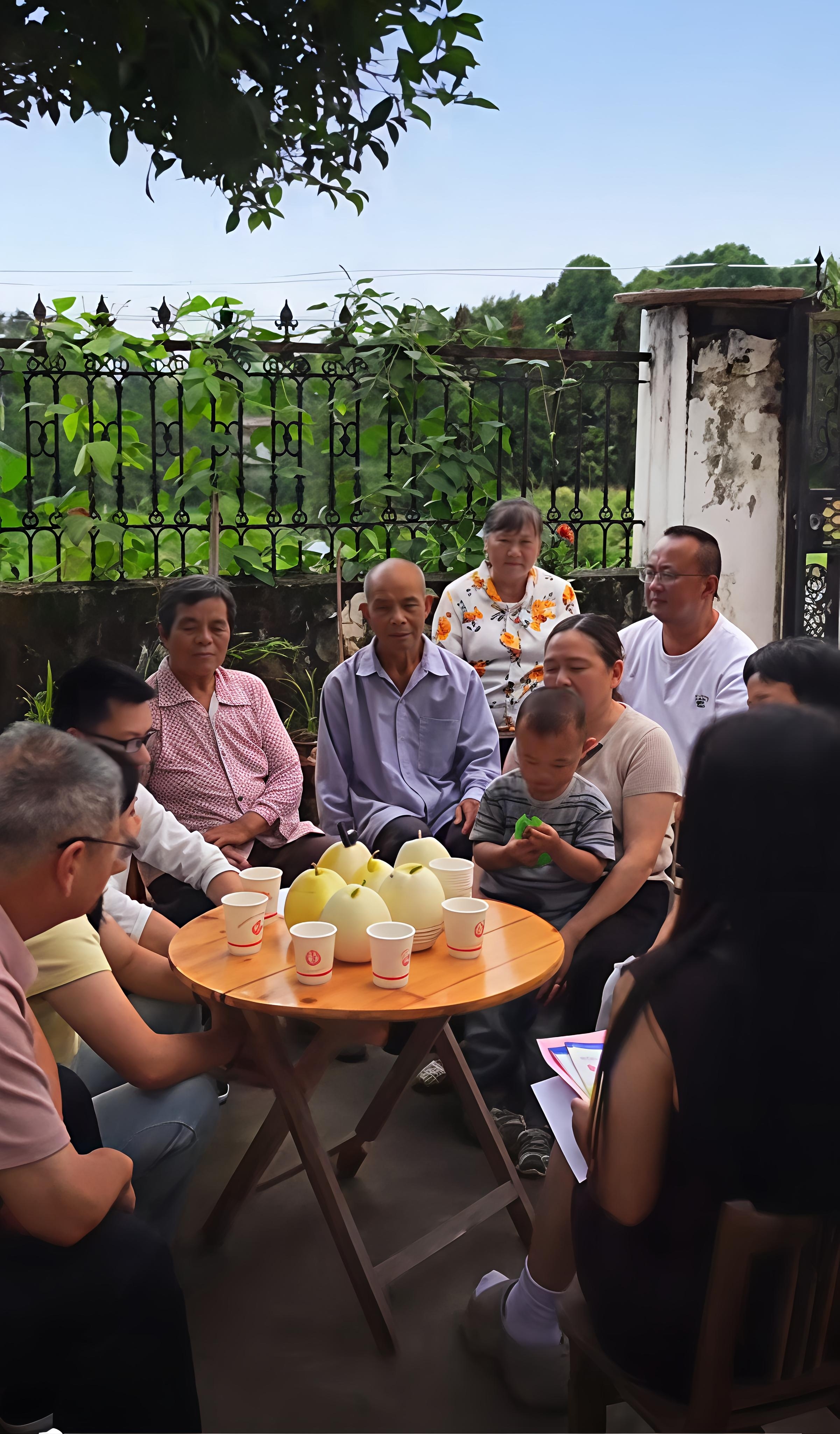 庭院板凳会宣讲养老政策，工作人员入户与群众围坐交流，耐心解答养老保险相关疑问。