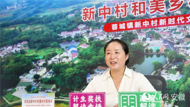 杨桂正在直播。人民网 郭昊摄