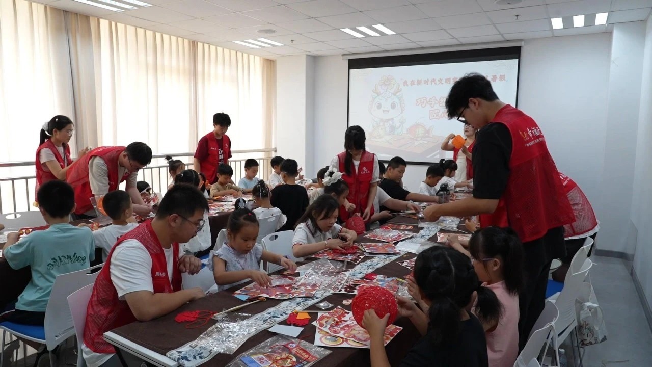 无为市开展“我在新时代文明实践中心过暑假”活动，志愿者带领青少年沉浸式感受传统民俗灯火文化