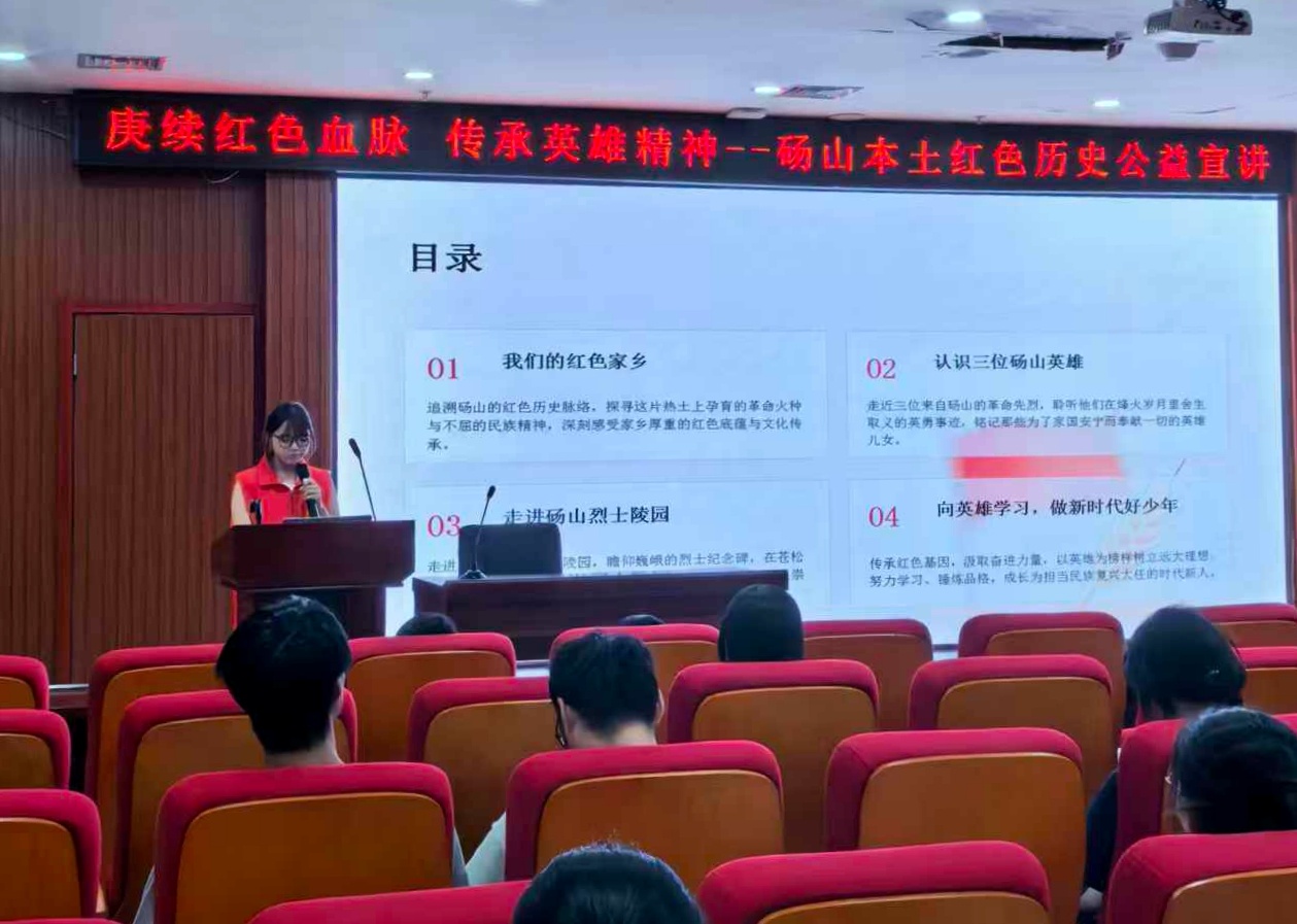 志愿者介绍家乡的红色历史。