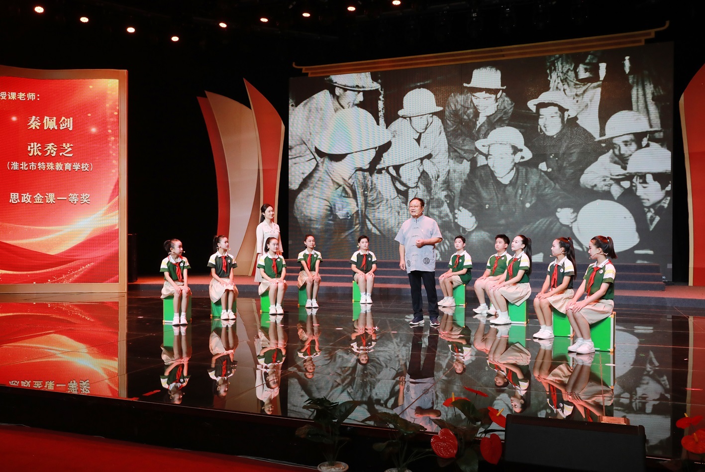 “思政金课”一等奖授课老师在现场展演。梅月 摄