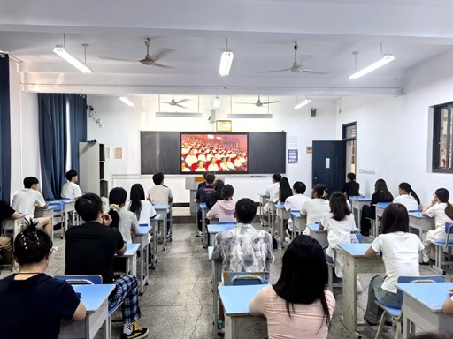 安徽矿业职业技术学院学生通过直播收看“开学第一课”。王永生 徐丽超 摄
