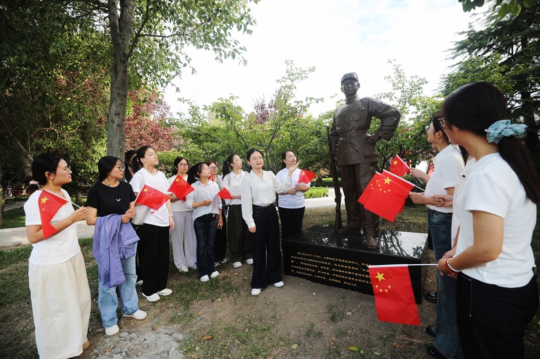 濉溪县双堆集镇新入职人员在淮海战役双堆集烈士陵园聆听英烈故事。范胜明 摄