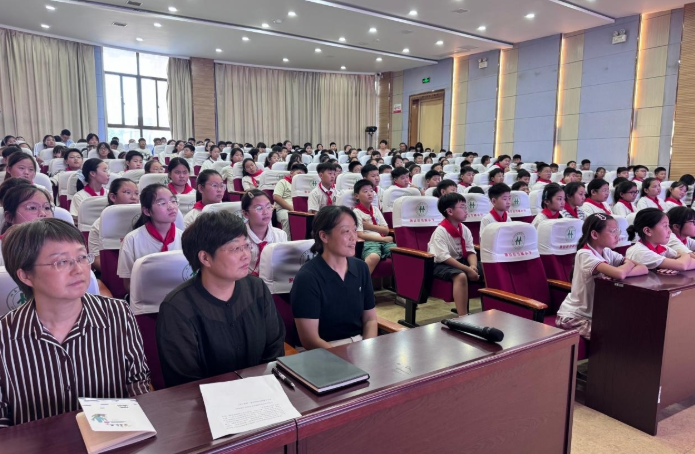现场师生认真聆听。王晨晨 摄