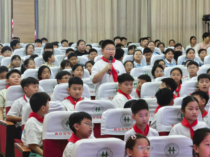 活动现场，学生积极参与互动。吴琳琳 摄