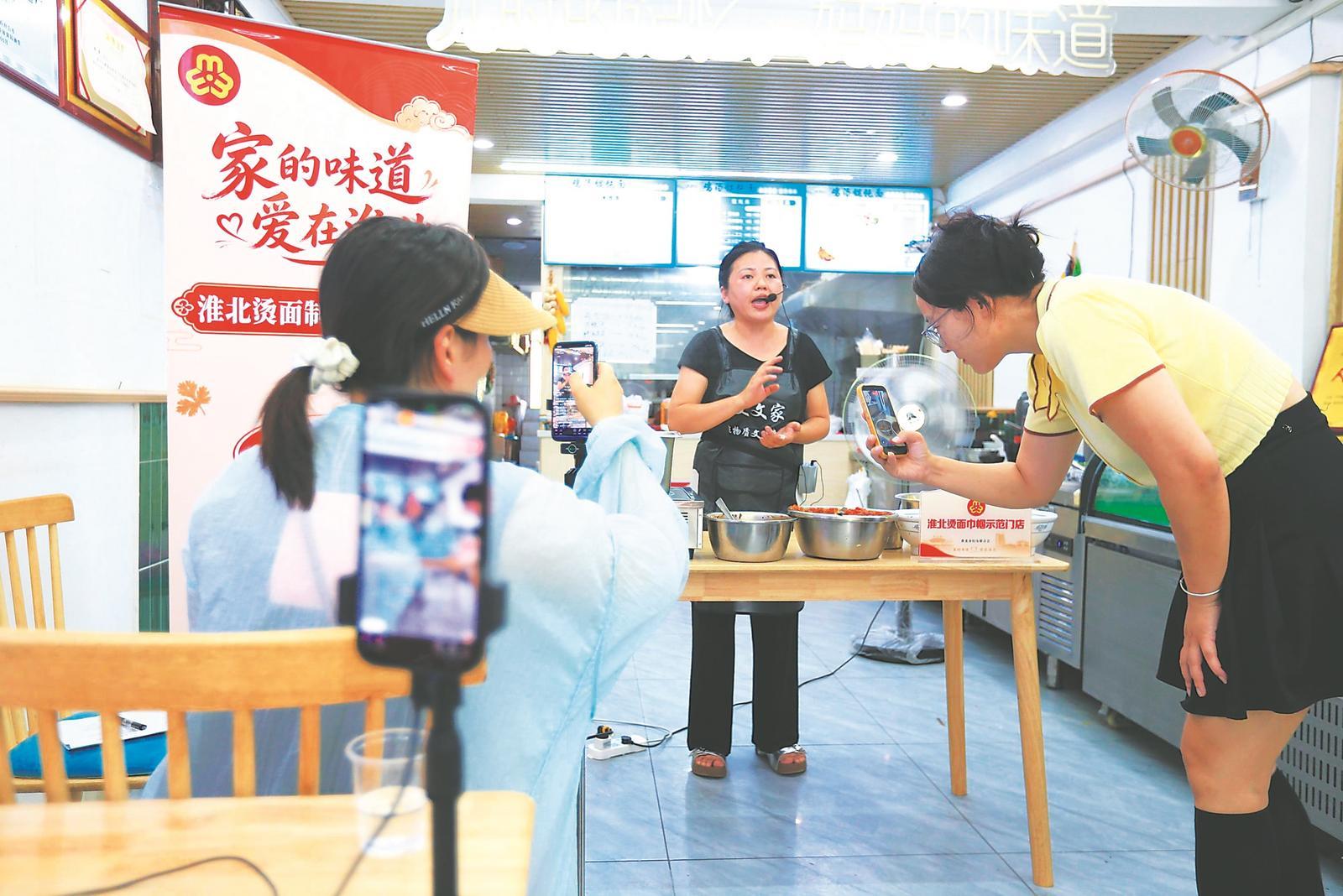 近日，淮北市妇联在濉溪县濉溪镇开展妇女创业技能培训。此次培训同步启动和美乡村直播间线上直播，线上线下联动助力妇女创业、就业。通讯员 冯树风 刘森 摄