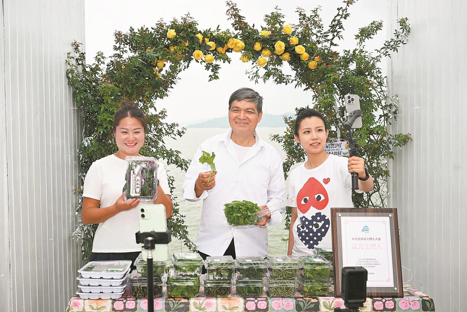 9月5日，在庐江县白山镇屿海之约和美乡村直播间，白山镇工作人员（右一）与乡村文旅主理人（左一）、新农人一起推荐名优农产品。记者 张大岗 实习生 钟慧玥 摄
