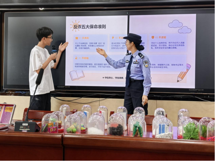 民警讲解识诈防诈知识。田宇 摄