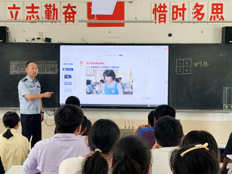民警正在宣讲预防校园欺凌知识。胡菲菲 摄