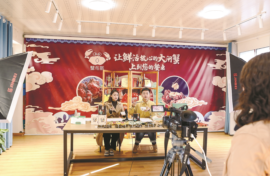 助农直播带货。记者 储灿林 摄